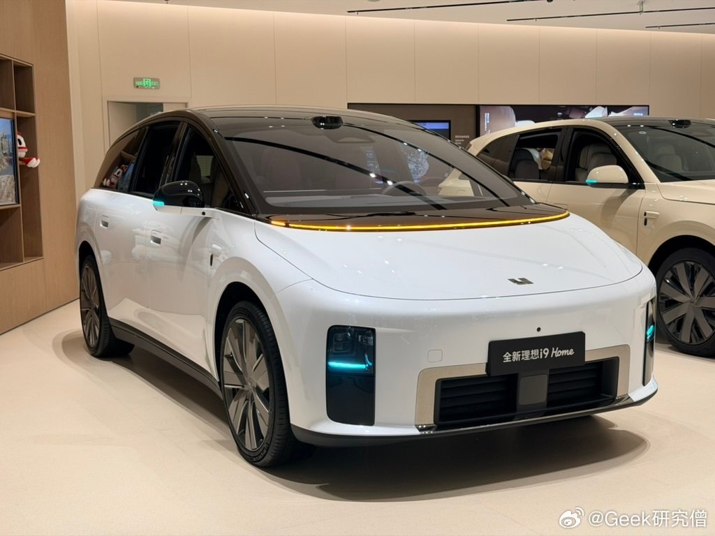 今天去理想线下门店看了 i9 Home 和 MEGA Home，带深度种草了 [笑而不语] ​