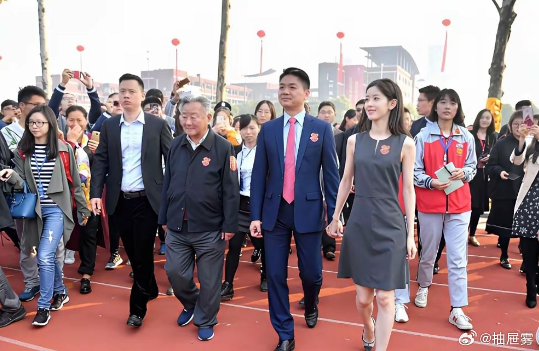 52岁的刘强东堪称全网最幸福的男人了：
第一、70多岁的父母健在，还能在京东园区厨房帮忙干活，分担压力。
第二、身价千亿，财富碾压一众同龄阶段男性。
第三、娶了全国最漂亮的妻子：章泽天，并且还是清华大学毕业的。
第四、创办的公司连续四年营收突破1万亿人民币，并且连续五年成为全国最大的民营 ​