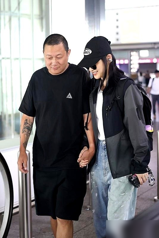 王菲带宋妍霏看窦靖童演出，全网瞬间炸锅！
两人两年前拍戏相识，这两年先后被拍牵手遛狗、同游海外、大理同行，累计撞了30多件穿搭，连新年都被扒出隔空放闪，每一次同框都上一次热搜。
这次阿那亚音乐节，王菲带李嫣，窦靖童带宋妍霏，四人同框同坐，直接被网友解读成见家长官宣。
当事人从始至终没出来回应，