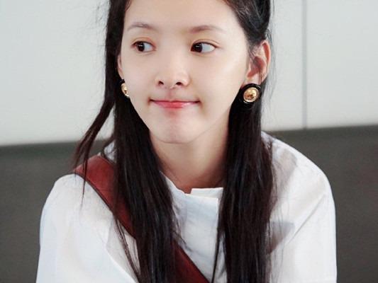 选一个当女朋友，但凡犹豫一秒就是对章若楠的不尊重[呲牙]

网上这个“选女朋友”