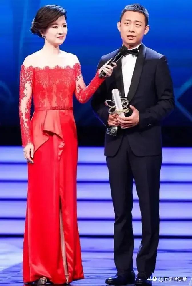 2023年的一个晚会上，主持人问张译:“你跟很多女主角在戏里演夫妻、做情侣，什么殷桃、海清、孙俪、万茜、李一桐……，要是撇开一切顾虑，让你选一个人做老婆，你会选择谁？”
 
张译脸上的笑收了一下。他右手拇指无意识地蹭了蹭食指侧面，目光垂了半秒，又抬起来看向主持人。
 
“这问题……”他声音不高，语速