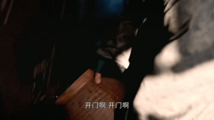 #嫁金钗全员复刻死无葬身之地名场面##嫁金钗#剧宣直播全员玩梗复刻经典台词，原本剧中张力拉满的狠戾名场面，搬到线下瞬间有了奇妙反差感，看得观众大呼惊喜。 ​
