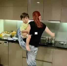 蔡少芬在家里做饭，感觉有点像在作秀一样，谁会抱着孩子做饭啊？