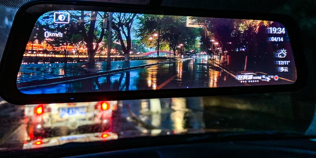 突然发现后视镜里的风景也挺美