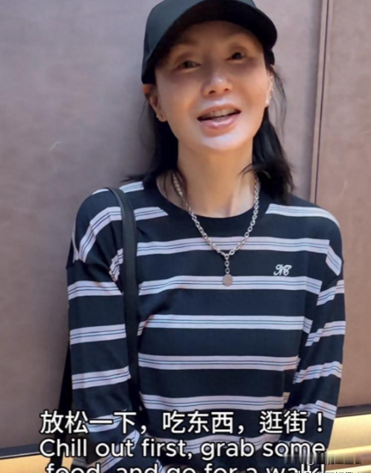 昔日荧幕里的两位女神，如今已是六十一岁
 
张曼玉和叶童都已经六十一岁，路人随手拍下的镜头，把她们当下真实的模样展现出来，看过之后心里难免生出感慨。
 
不少观众脑海当中，依旧保留着她们巅峰时期的画面。张曼玉在荧幕塑造的一个个经典角色，叶童反串的许仙，陪伴了一代人的青春。大家反复回看老影视剧，脑海里