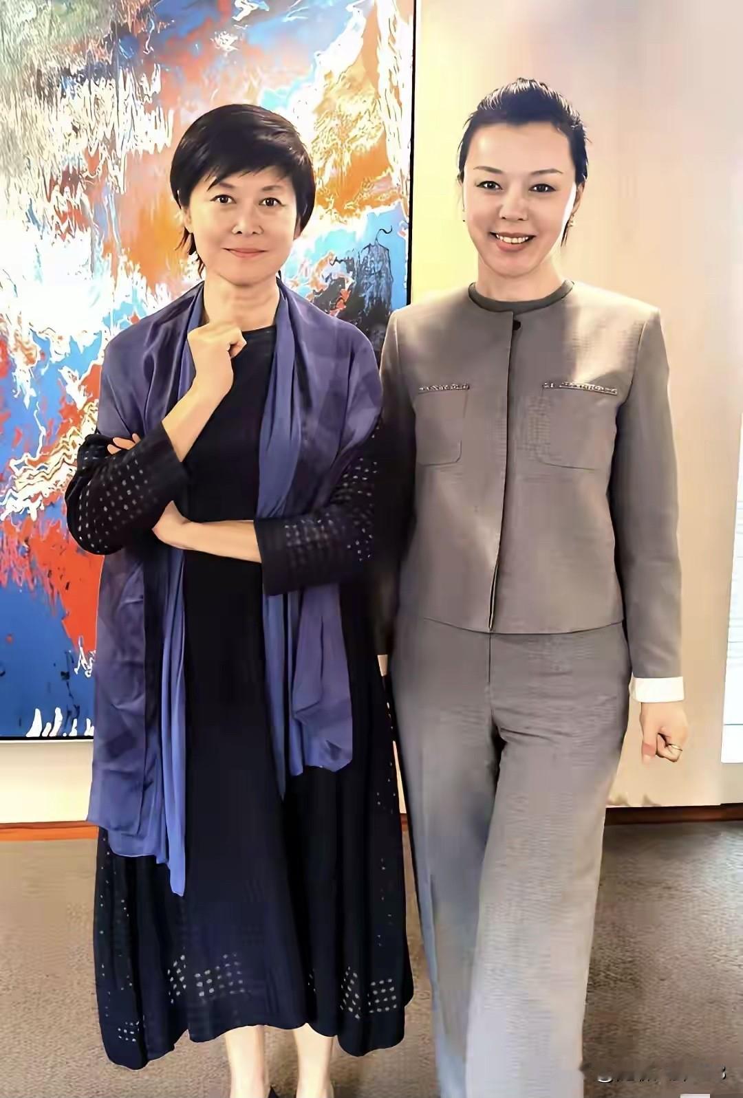 央视的女主持人敬一丹老了却不怎么显老，只是身材发福了一些，比倪萍会管理...