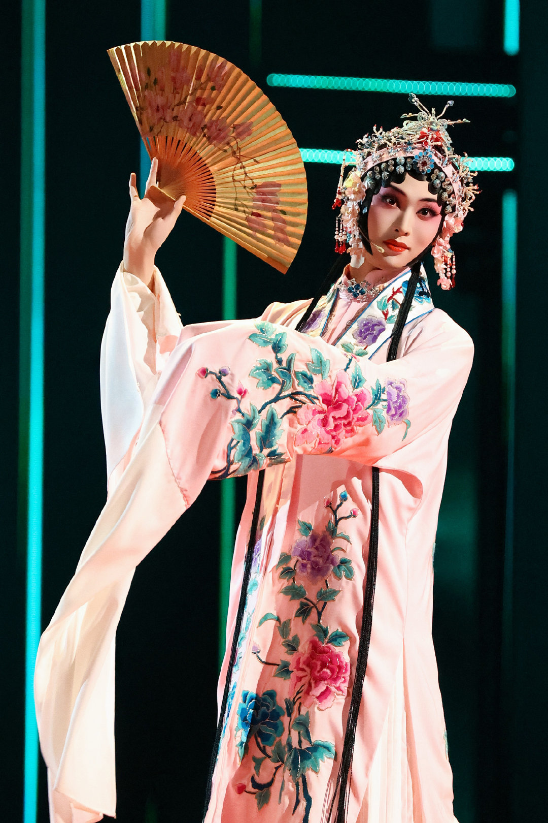 【哥哥plog营业中】
版杜丽娘登场，扮相在线眼神也有戏～
#披荆斩棘# 本周五周六，EP11真人秀12:00播出，会员抢先看正片。 ​