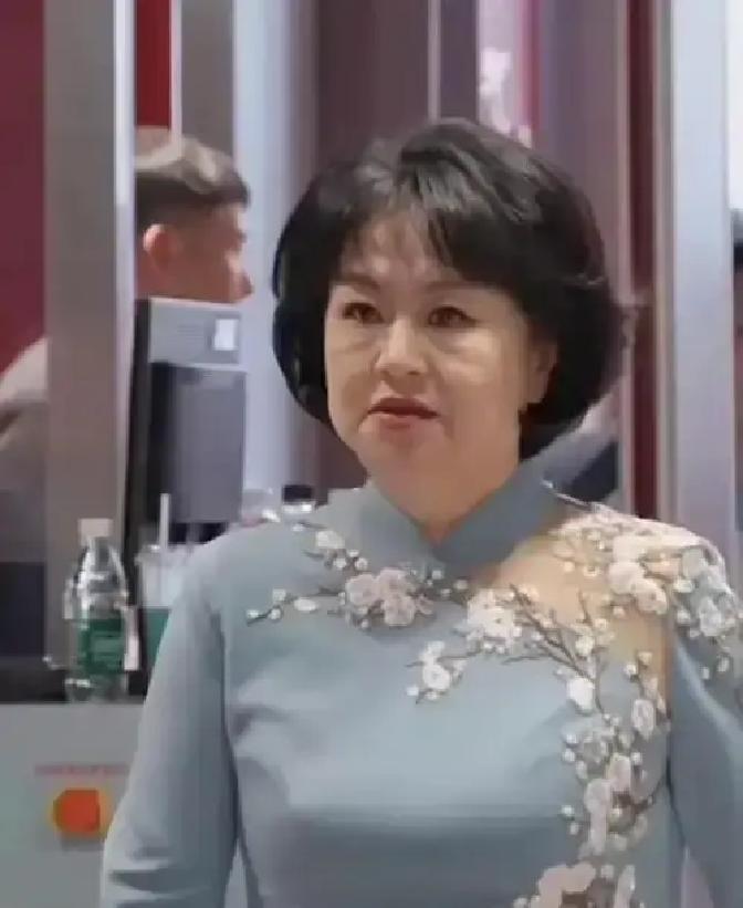 1999年，鞠萍向丈夫提出了离婚，丈夫同意离婚，却让她二选一，孩子和财产只能带走一样！鞠萍一听当即就清楚他内心的算盘，但她不忍孩子留在这里，最终选择带走孩子。
 
搬出来的第一个月，儿子总在半夜哭醒。
 
鞠萍搂着他，手掌一下一下拍着他的背。“妈妈在呢。”她声音很低。孩子抽噎着问：“爸爸呢？”