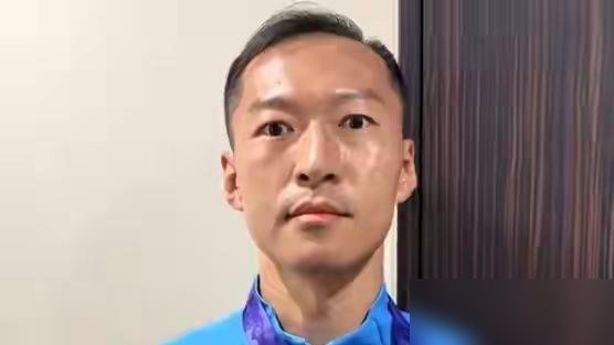 7比1，申花把云南玉昆打花了。
拉唐一个人帽子戏法还送助攻，本赛季进球数干到19粒。金顺凯、谢鹏飞、汪海健、刘诚宇挨个补刀，根本不带停的。
吴曦和朱辰杰从亚运队回来直接首发，踢满全场。陈晋一伤愈就进名单。主帅米洛耶维奇说得直白：队员对战术理解深了，自信心上来了。
金顺凯赛后透露，全队练了一个月
