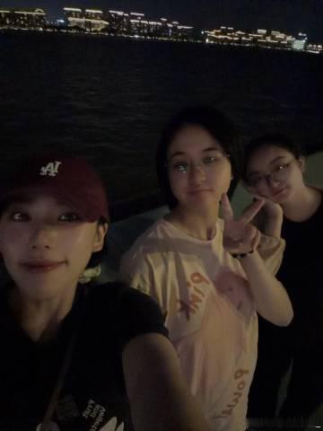 坐在钱塘江边 听着音乐 吹着小风 <br />恍惚回到十几年前的夏天<...