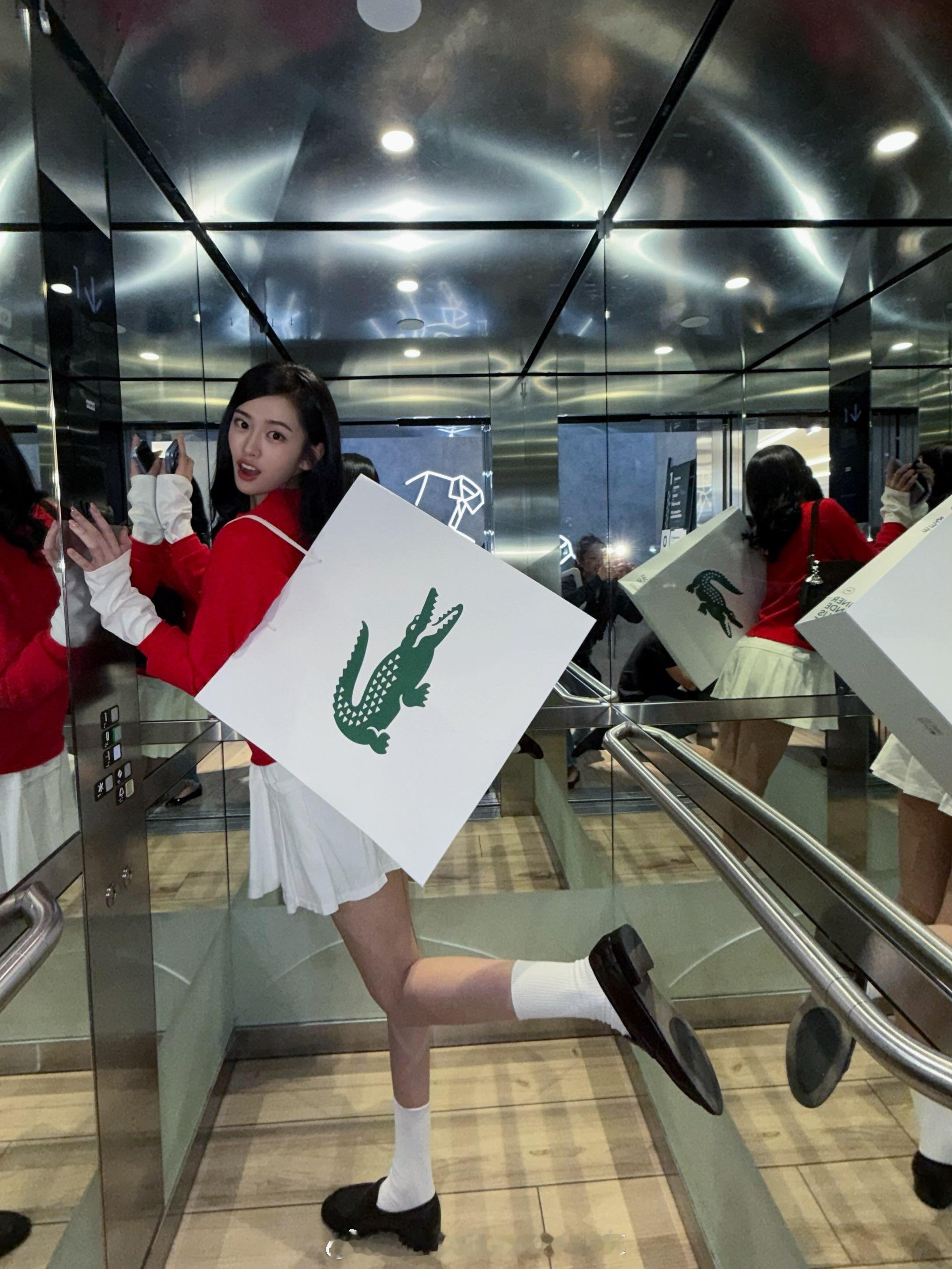 安宥真正在前往巴黎参加Lacoste 2026春夏（SS27）巴黎时装周大秀，这是她时隔一年半再度踏上时装周行程，粉丝已在多国为她刷出多个话题趋势高位。  一、行程与秀场时间线- 出发动态：10月3日