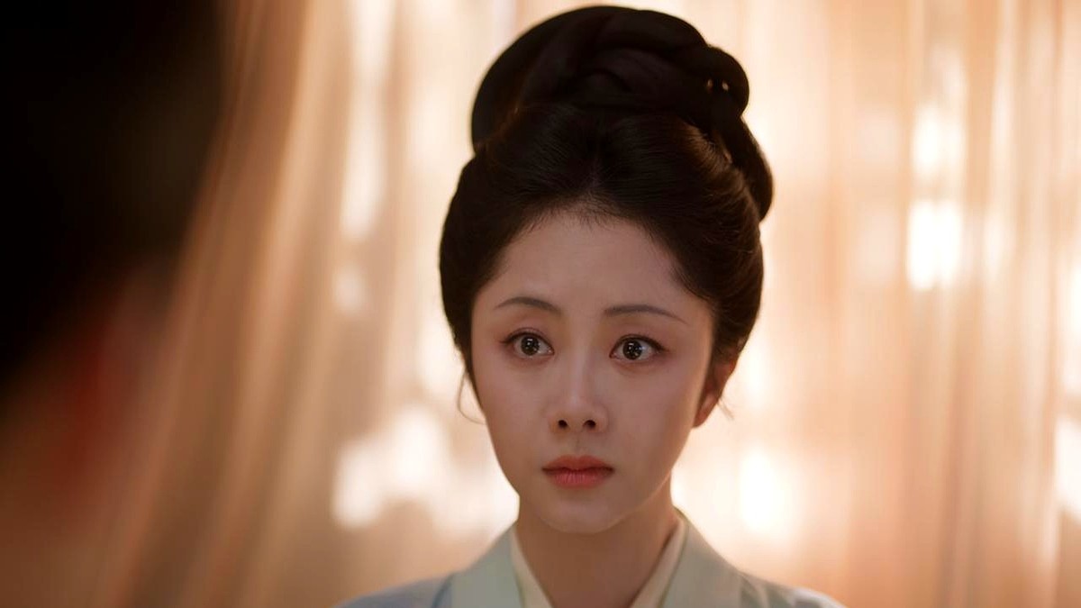 “我妻订婚叫沈嘉兰，嫁我叫许兰香，红线系的是一人，千万别弄错！”《兰香如故》大结局，林锦岐临终把求来的红线缠在许兰香腕上，只换来一句“你真是个痴子”。

红线另一头，是许兰香始终没伸出的双手。十几岁时沈家二十口惨死，林家提前察觉退婚自保。顶着养女名字苟活的她，直到得知林锦岐暗中给沈家收尸，才算放下仇