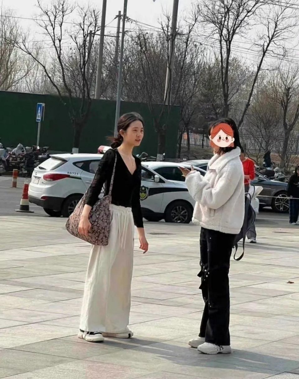 网友街头碰到黄多多，她简直就是孙莉复制粘贴啊！ ​