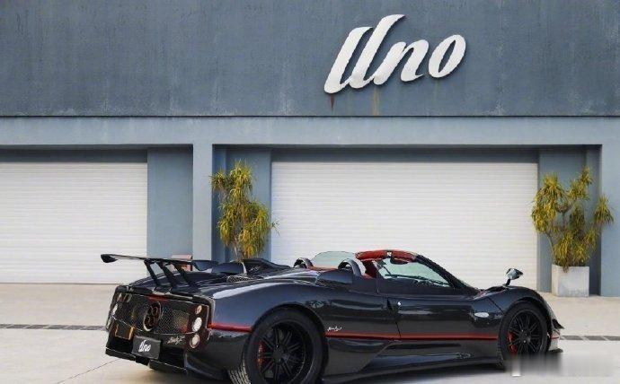 Pagani Zonda F Roadster以其无可挑剔的优雅征服了世界。每一道曲线都散发着美感，每一个细节都彰显着精密。它不仅是速度与豪情的象征，更是艺术与工艺的完美结合。选择Pagani Zonda F Roadster，就是选择无与伦比的标致和力量。 ​​​