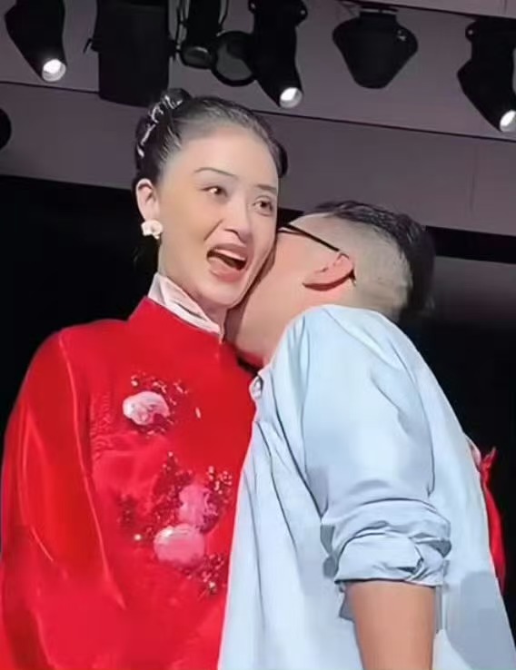炸裂！蒋欣当众遭男子亲脖子！

蒋欣被吓得当场尖叫

手都握成拳头了，僵在那都不敢动一下，这事发生在MESSENTIAL的合影上。蒋欣被亲后很快就用手推开设计师，用笑容化解尴尬，但最后合影那一下表情还是没能控制，确实受了委屈。

合影的人不止蒋欣一人，有惠英红和胡杏儿她们，而那创意总监却只亲了蒋欣一