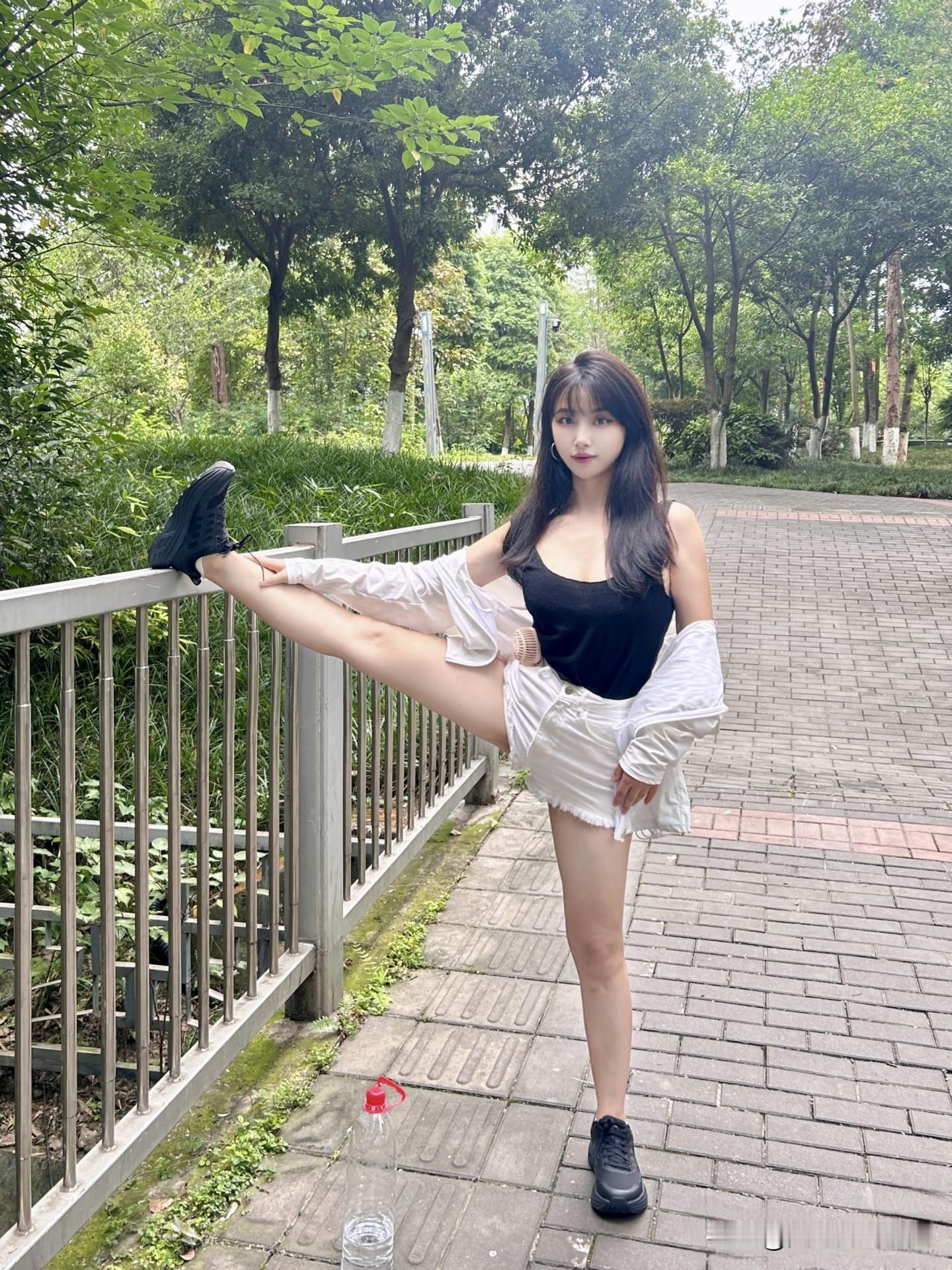 自古深情留不住，唯有套路得人心。看这位小伙如何成功撩妹。一位美女在公园...