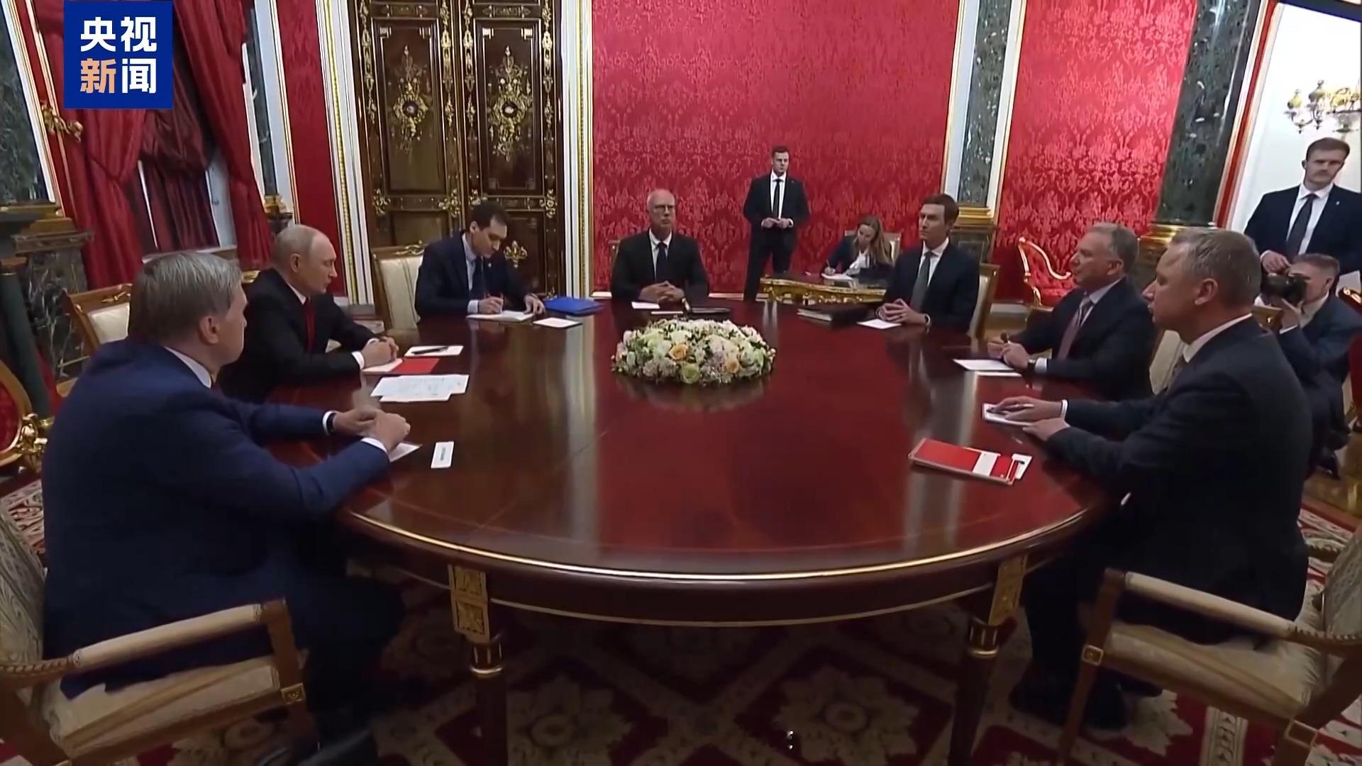 #中俄头条# 【三天停火仅限首都范围 俄乌有限让步背后有何考量？】俄罗斯总统普京5日在与美国总统特使会谈时表示，他已经下达命令，从5日起，俄方对基辅的空袭停止3天。美方感谢俄罗斯同意实施为期三天的停火。乌克兰总统泽连斯基当天也表示，自即刻起至9月7日，乌方停止对莫斯科实施打击。

俄乌双方 ​