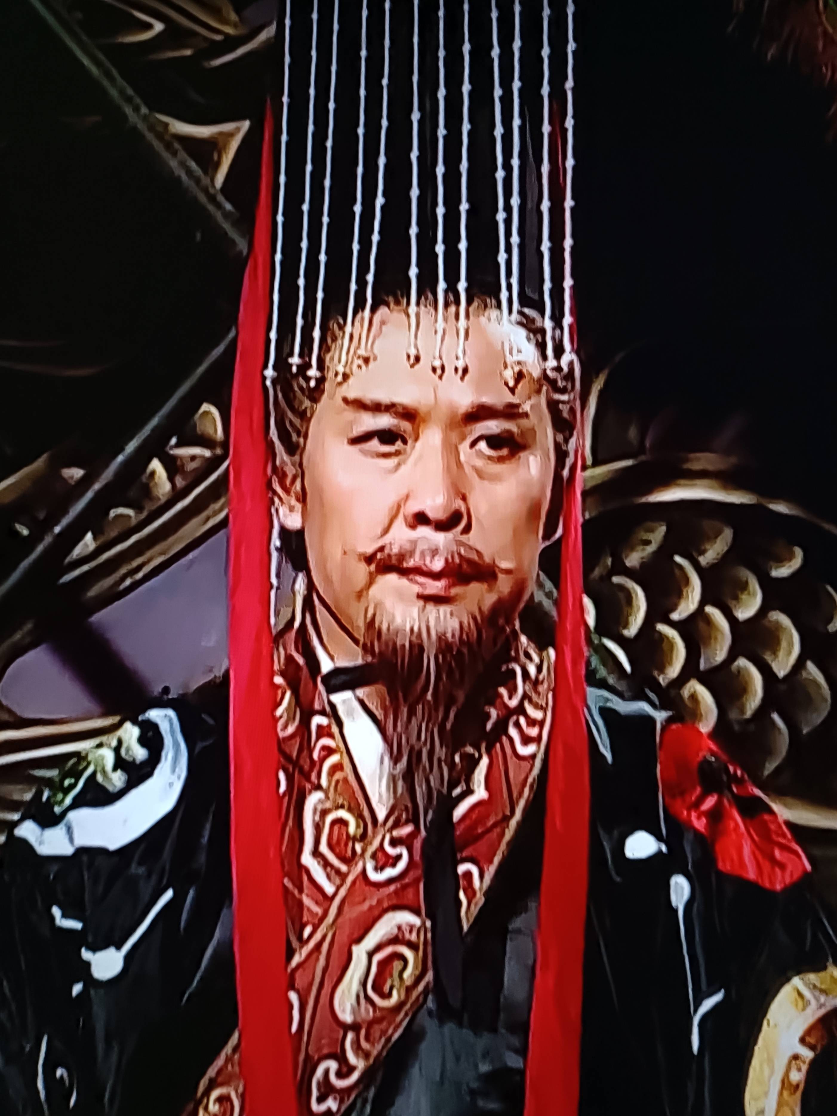 纵观刘备的一生，大半辈子都在颠沛流离。丢徐州、败汝南、长坂坡仓皇出逃，数次输得几乎一无所有，但每一次他都能重整旗鼓再度起事。唯独夷陵一战惨败，退守白帝城之后，他便一病不起，再也没能回到成都。很多人将原因简单归为兵力损耗、年纪衰老，但这只是表层因素。

刘备起家最大的资本，从来不是地盘与军队，而是数十