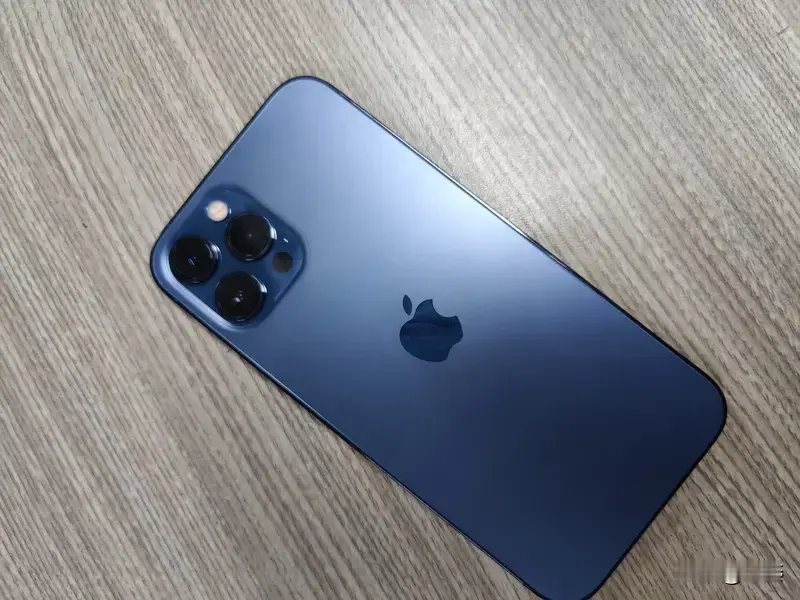 说下iPhone18Pro这波网传的定价吧，256G国行直接干到9999元起，比上一代17Pro整整贵了1000块，直接把Pro系列抬进万元档了。
消息是海外运营商后台流出来的，传得全网都是，但苹果官方至今没松口，客服都直接说网传价格不作数。涨价的理由说的是芯片成