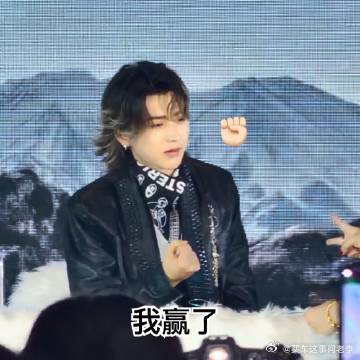 蔡徐坤签售时，粉丝请了摄影团队用大炮镜头记录互动，坤坤一直盯着小黄豆乖...