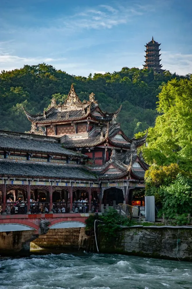武则天，广元的故事：
武则天的父亲武士彟早年在利州（就是今天四川广元）做官，她就出生在这里。广元的皇泽寺，就是专门纪念她的庙宇，全国独一份。
两个有名传说
袁天罡相面
当年袁天罡路过武家，见到襁褓里的武则天，被打扮成男孩。他大吃一惊：“这孩子龙瞳凤颈，富贵极了；若是女子，当为天下之主！”
江潭感孕