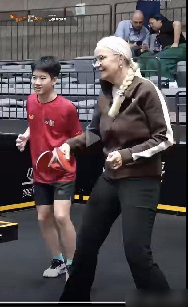 王励勤刚拉黑一批饭圈账号，转头就蹲在首钢园训练馆地上，听几个外国小孩吐槽比赛太少。
国际乒联主席索林也在场，问孩子们：“如果能改变乒乓球一件事，你想改什么？”八个外国小球员挨个说，王励勤就蹲那儿听，没打断一句。
一边是重拳治乱，非理性呐喊、围堵谩骂的直接拉黑，推进“禁入名录”。一边是弯下腰听最基