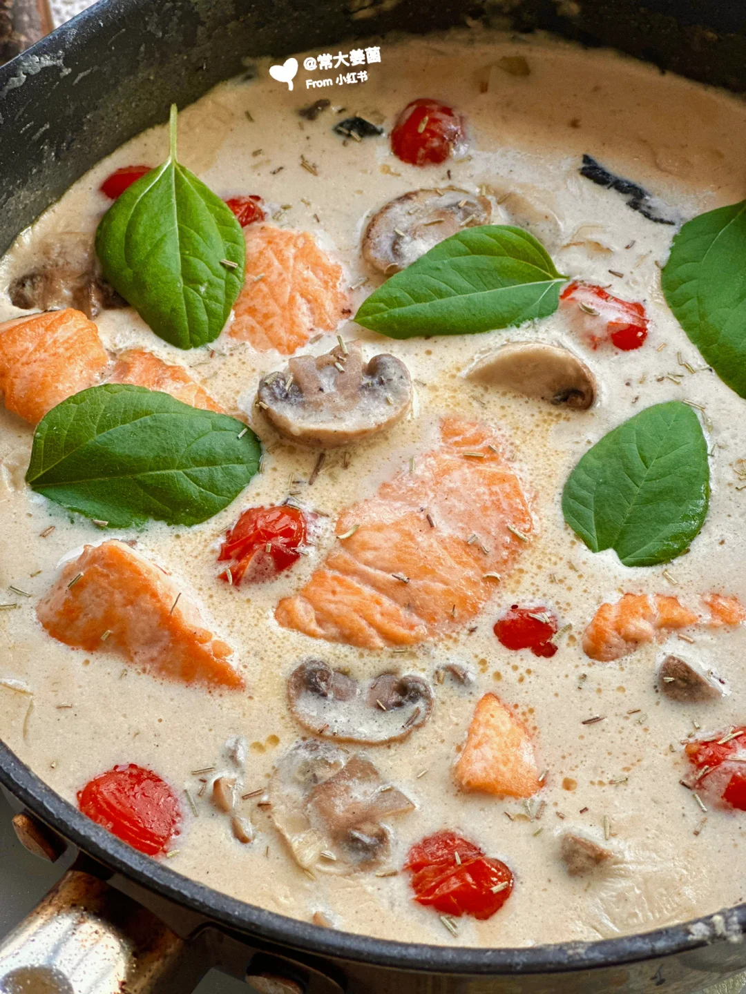 《巨香浓！三文鱼奶油浓汤》咕嘟咕嘟……