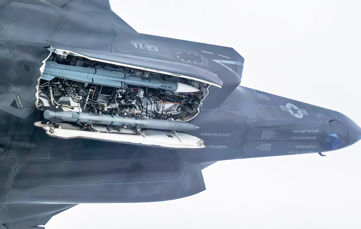 F35单舱的4号和8号内舱挂载点可挂载AIM-424，剩余的内舱挂点依旧只能挂120或与120尺寸相当的导弹

424让F35拥有了超远程空空打击能力，这一点不假，但如果要保持整机隐身效果，内舱只能挂上俩424和俩120，AIM-9X依旧只能暴露在机翼挂架上

即使用上了传说中的Sidekick新型挂载系统，F35能在单舱内塞下6 ​