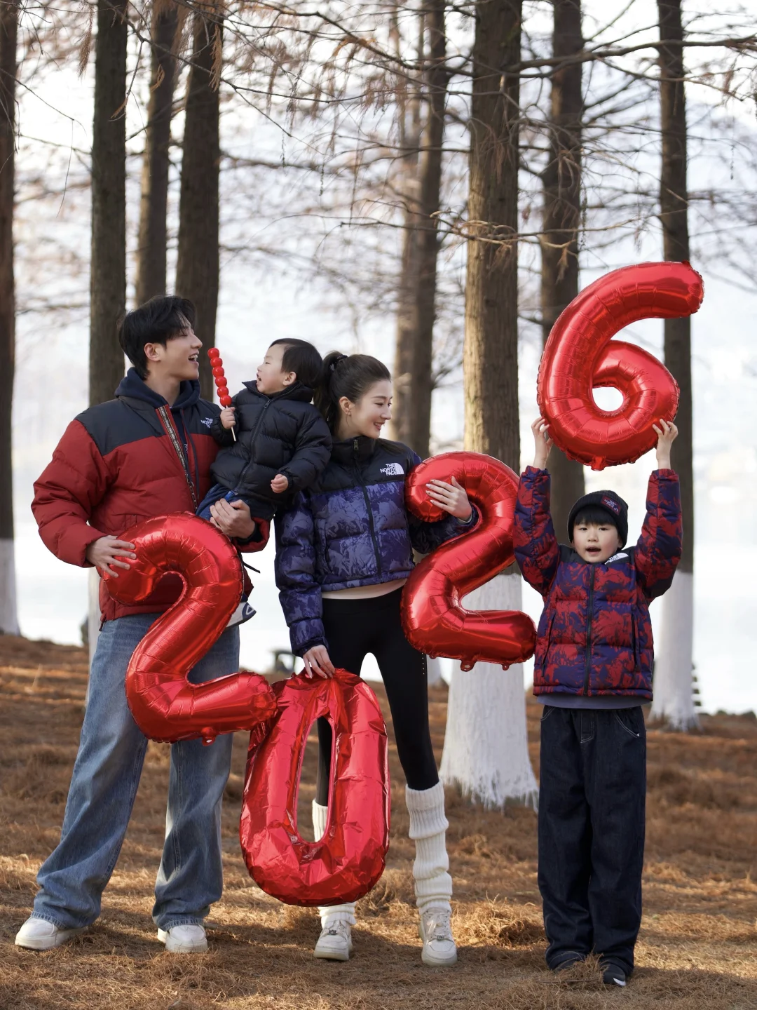 新年第一张全家福 要拍火红火红的～
