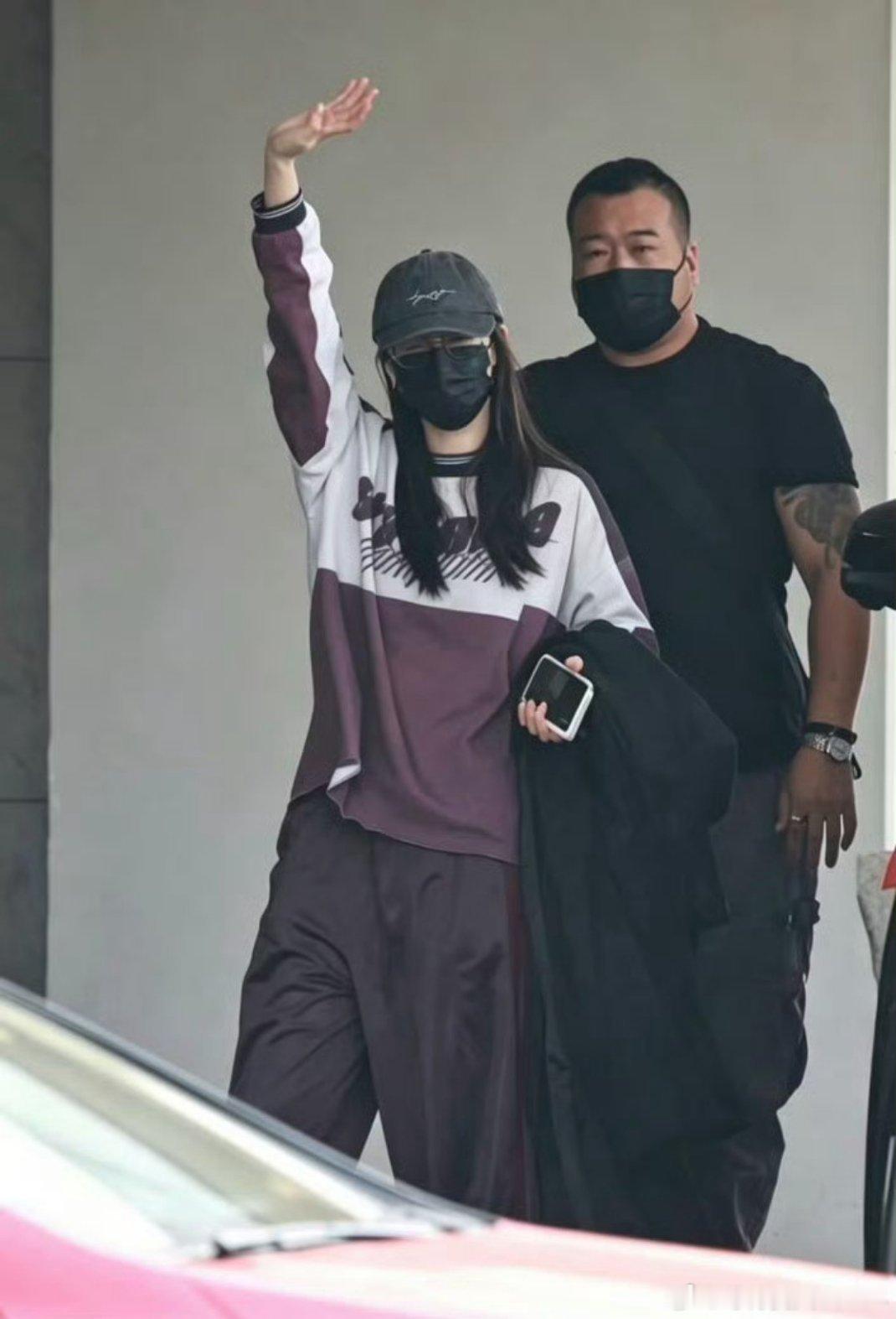迪丽热巴近日被粉丝拍到已换上苹果首款折叠屏新机iPhone Duo，但全网关注点火速跑偏成催自拍和等新手机壳。 一、换机实锤：路透图与同款多方确认- 路透曝光：2026年10月30日，多个娱乐账号与粉