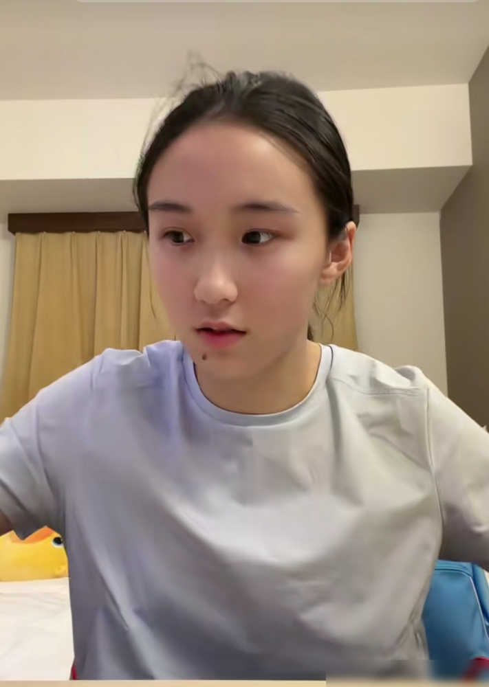 她妈当年为了让她长个，一天逼她喝掉一升牛奶，喝到想吐。现在站在跑道上，11秒08，亚洲U20纪录，她自己的。
15岁拿下全国锦标赛百米冠军，同场的葛曼棋只能看她背影。200米22秒84，中国现役第二。室内60米，7秒24，赛季首秀就是冠军。国内能拿的，她全拿了。
9月24日，名古屋亚运会，她的第