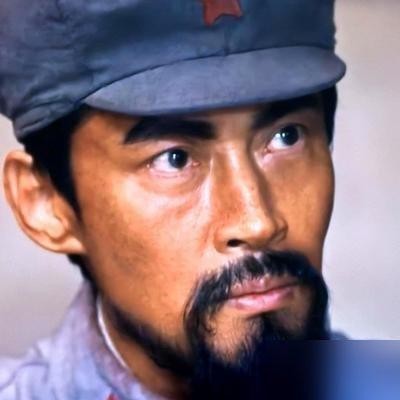 隔了五年，同一张脸在《觉醒年代》里演胡适。说话不大声，走路轻轻的，笑起来带点书生的软和。观众骂完博古，翻演员表，才发现这两个人是同一个朱刚日尧。
他不是没被压住。于和伟、王劲松都在《觉醒年代》组里，他演胡适，没被盖过去。网易2021年7月一篇文章的标题写，不看演员表谁能认出胡适与资历安是同一人。资历