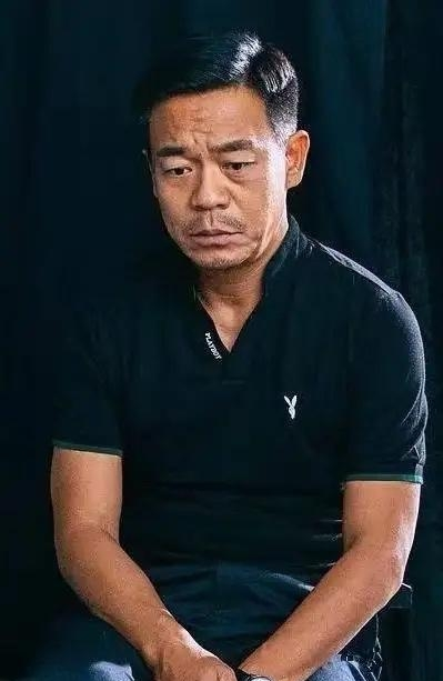58岁的孙浩至今未婚，没有孩子。记者问他想不想找伴共度余生，他苦笑说，那还不如去扛沙袋。他是西安人，早年靠唱歌走红，后来转型演戏，在好友张嘉译帮衬下演了不少剧。
 
作为土生土长的西安人，孙浩的人生起点，是家喻户晓的乐坛顶流，早年间的他凭借绝佳的唱功惊艳大众，靠着一首《中华民谣》火遍大江南北，成为九