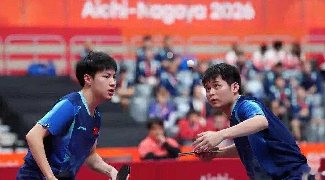 日本三连败，亚运会乒乓球，已决出四枚金牌，首位05后.双冠王诞生

1，男团金牌—🇯🇵日本队
2，女团金牌—🇨🇳中国队
3，混双金牌—🇨🇳林诗栋/蒯曼
4，男双金牌—🇨🇳林诗栋/黄友政

男双金牌赛，在中日两对组合之间展开，由国乒组合林诗栋/黄友政，对阵主场作战的张本智和/篠冢大登 ​