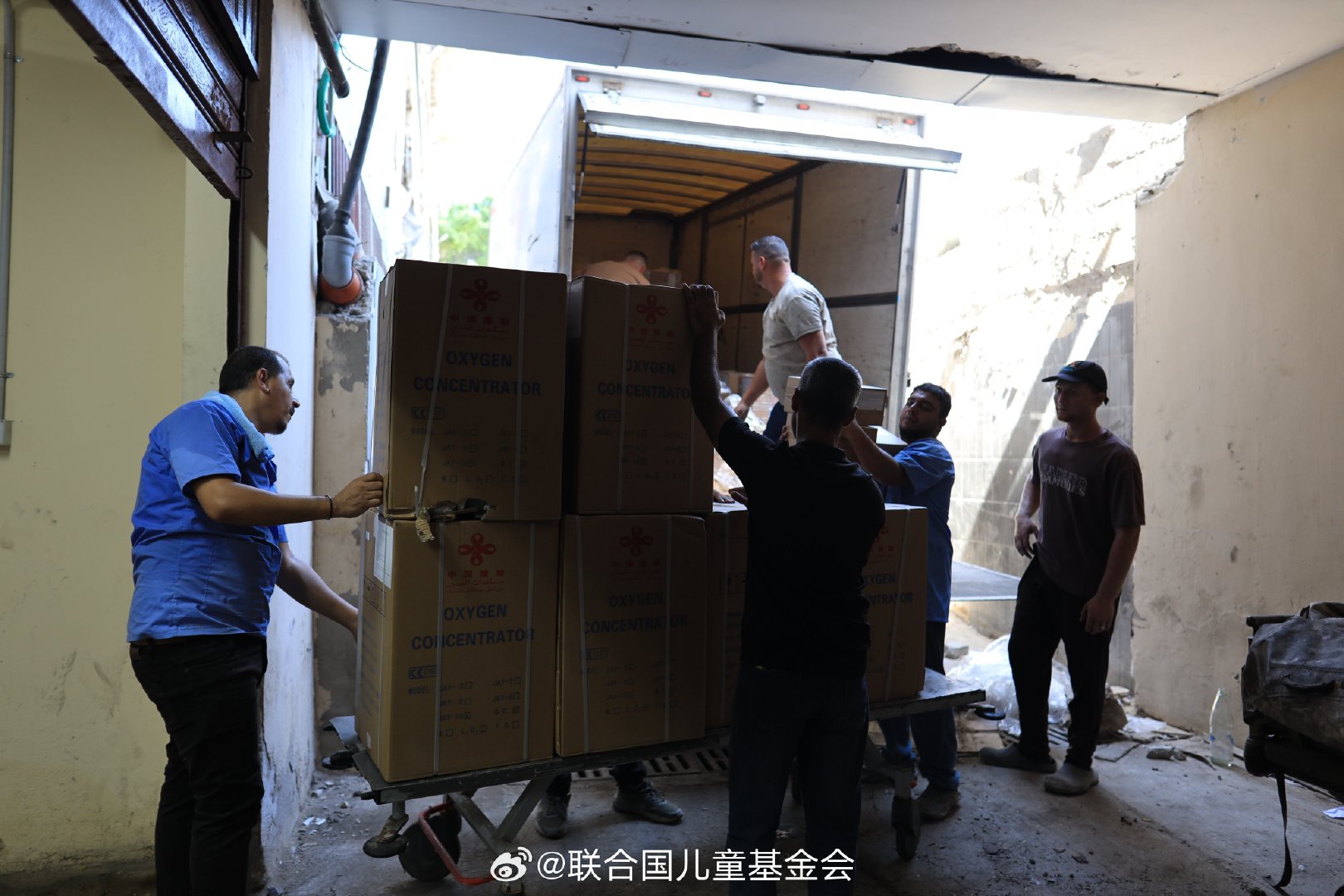 #携手为儿童# 近期，中国政府通过中国国家国际发展合作署，携手联合国儿童基金会，将一批挽救生命的物资运抵了加沙地带。这批物资中包括向六家医疗卫生机构提供的关键药品和基本医疗物资，能够帮助有需要的儿童及其家庭获得基本医疗卫生服务。 ​