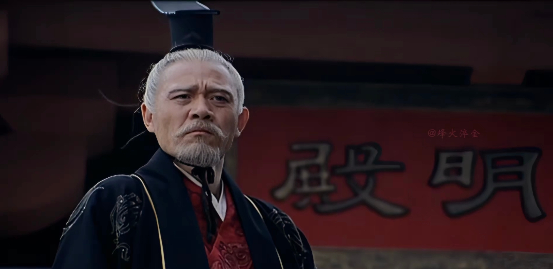汉武帝为何从不厚待自己的曾孙刘询？这即是汉武帝隐忍的无奈，也是深思熟虑的权谋
 
汉朝有个颇具争议的事情：汉宣帝刘询是汉武帝的嫡亲曾孙，为何幼年受尽牢狱孤苦，从未得到汉武帝的半点优待？
 
很多人将其简单归结为汉武帝冷酷无情、忌惮“天子气”想要除之而后快。
但翻阅《汉书》原始记载会发现：刘彻从未刻意