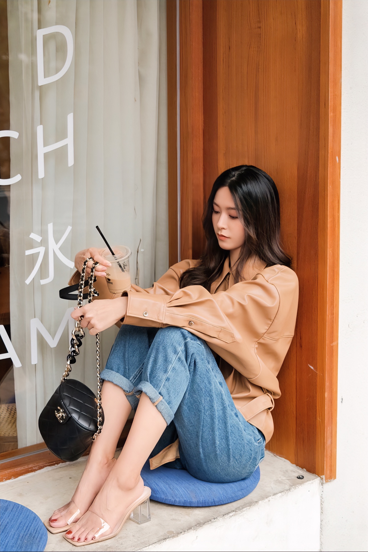 文咏珊那大长腿的绝美照片，完美诠释了成熟女性媚而不俗的韵味。她大气且精...