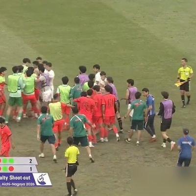 对方门将把他写满点球习惯的水瓶扔上看台，李昊只回了一句：“扔就扔吧，反正他们也踢不进。”
这是亚运男足铜牌战，中国U23对乌兹别克。常规时间2比2，点球大战李昊扑出两个，五轮四次判断对方向，常规时间还有6次扑救。28年没摸过的亚运奖牌，硬是被他扑回来了。
赛后热搜前五占俩，“李昊两扑点球”“李昊