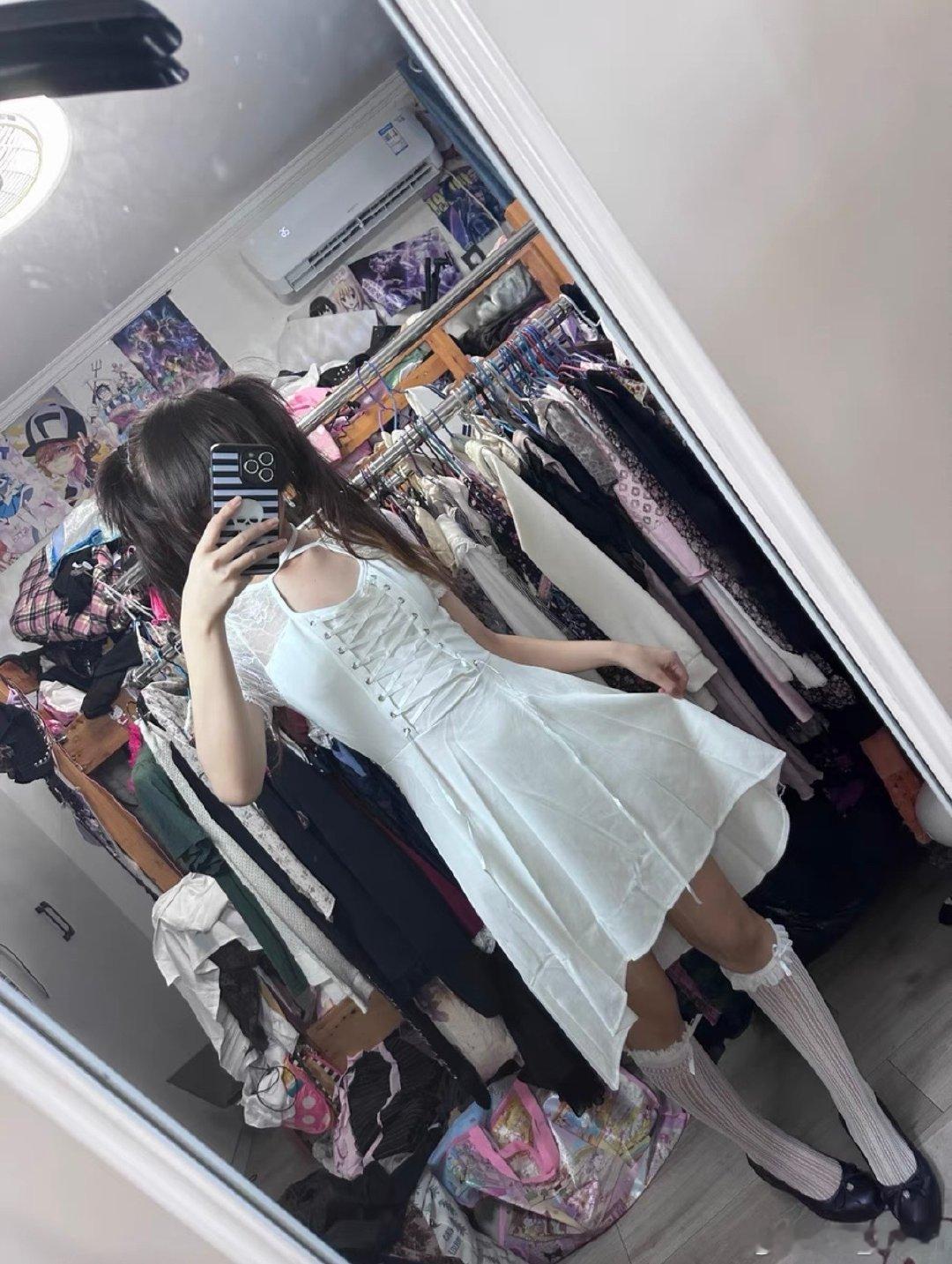 广州两日衣装😣😣💗
周六上台穿经典打歌服特典p1
周日演特p2 ​