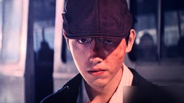 陈飞宇在电影里吼出“靠爹”那一下，影院里有人笑出声，有人倒吸凉气。
这角色是个反派，狠，阴，跟他以前那些公子哥完全两码事。陈思诚够贼，直接说拍之前跟陈凯歌打过招呼。言下之意，这词儿不是误伤，是商量好的。
上映两天，票房1.37亿，国庆档第一。他一个人挂了9个热搜，观众拿他跟张子枫在《唐探》里那个