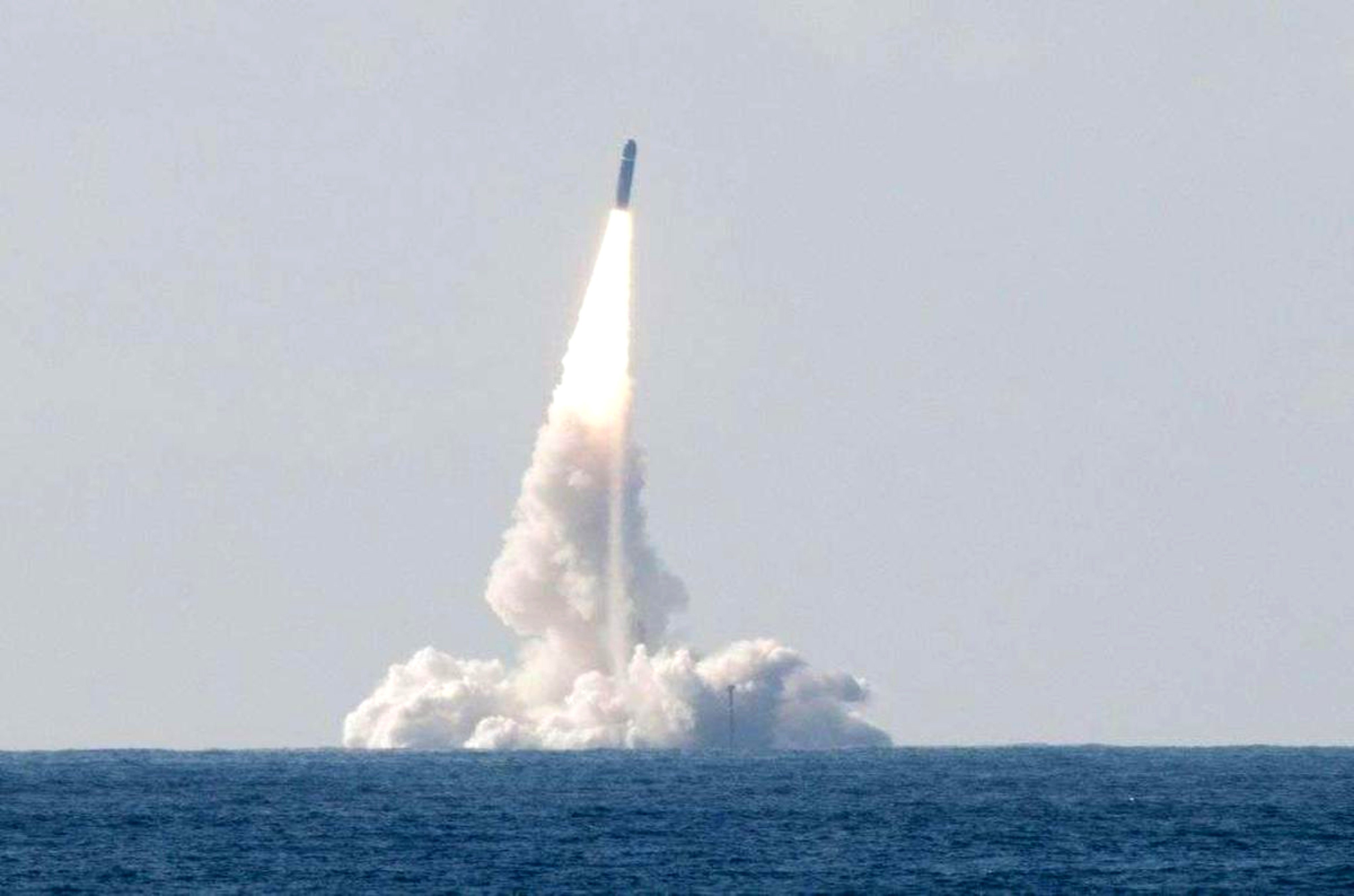 🇫🇷🚀 法国《西部报》披露，法国正准备从布列塔尼外海进行导弹试射。

此次试射的是一枚 M51 导弹——不携带核弹头，且很可能是 .3 版本——旨在确认弹道导弹核潜艇“警惕”号（Le Vigilant）在为期三年的长期维护（IPER）后重返作战周期。

此次试射属于多年期规划，因此很早以前就已安排。因 ​