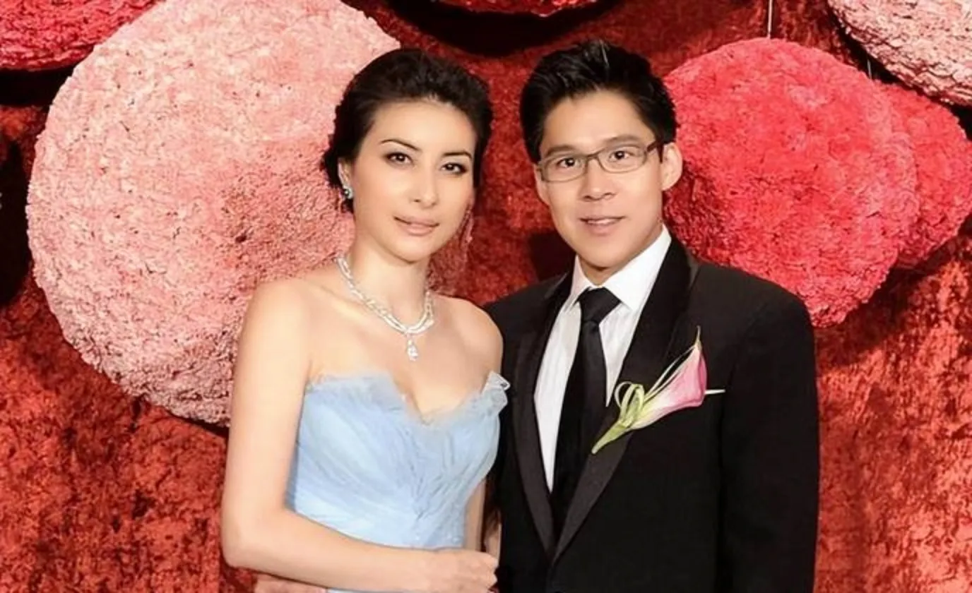 2004年，霍启刚和郭晶晶恋爱。霍震霆得知后感觉天都塌了，他怒气冲冲地质问儿子:“你到底在做什么？郭晶晶是运动员呀！”

2004年雅典奥运会那阵子，全中国都在盯着电视屏幕看郭晶晶跳水。

镜头里的姑娘身姿轻盈得像片羽毛，入水那一瞬间几乎连水花都舍不得溅起来。

霍启刚坐在香港家里的电视机前，一边吃