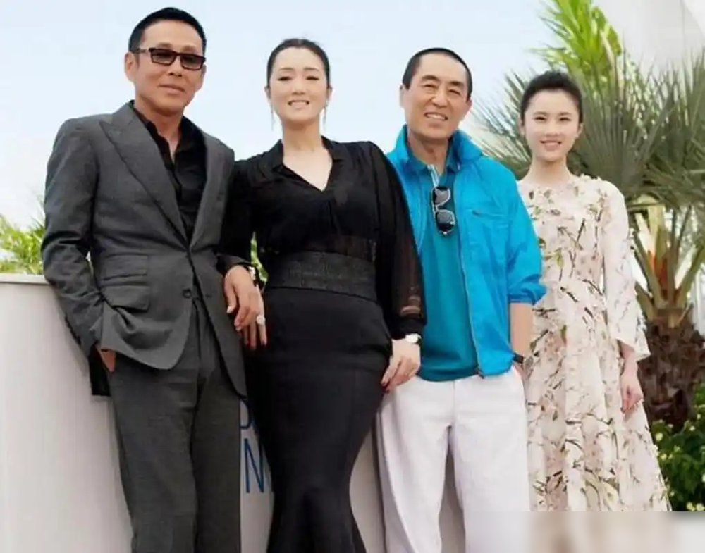 这张大佬同框照，最尴尬的居然是陈道明？
这是当年戛纳《归来》首映的合影，凑齐了张艺谋、巩俐、陈道明、张慧雯四个影坛关键人物。
巩俐是张艺谋旧爱，和陈道明在戏里演夫妻，红毯还被抓拍到两人牵手走在前，张艺谋跟在身后。
一开始大家都猜尴尬的是张艺谋，挖完两人三十年的合作交情，反倒都觉得尴尬的是陈道明