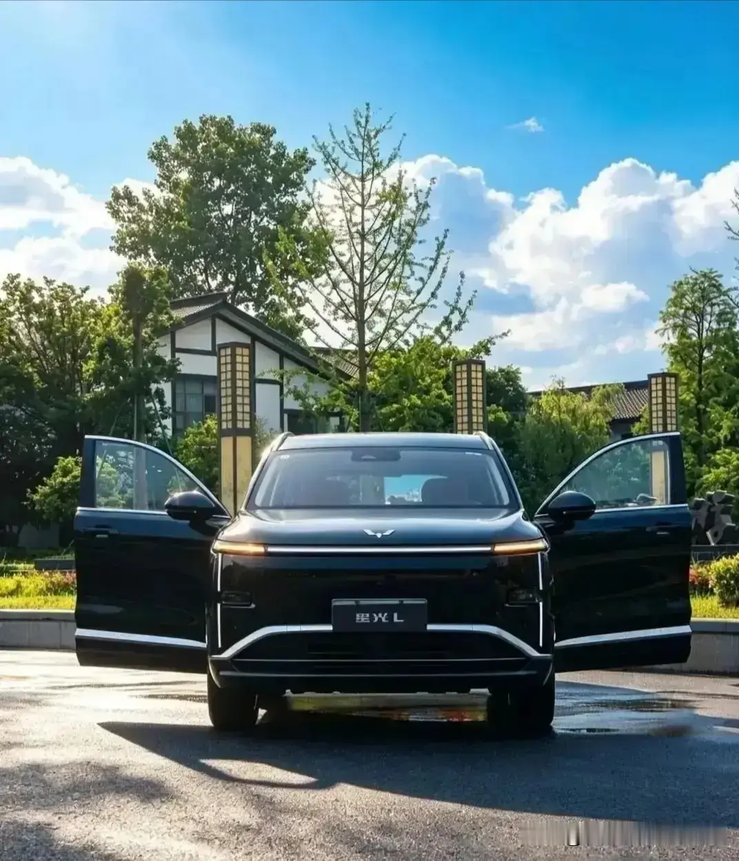 10 万出头买大六座 SUV、10 万级就能上大六座，你们相信吗？

重新定义十万级家用大六座，五菱星光L主打实用与越级体验
 
在家用SUV市场中，大六座车型一直是家庭出行的优选，但长期存在溢价高、空间鸡肋、配置缩水、能耗失衡的痛点。五菱星光L的到来，打破了行业固有格局，以亲民的定价、实打实的全域