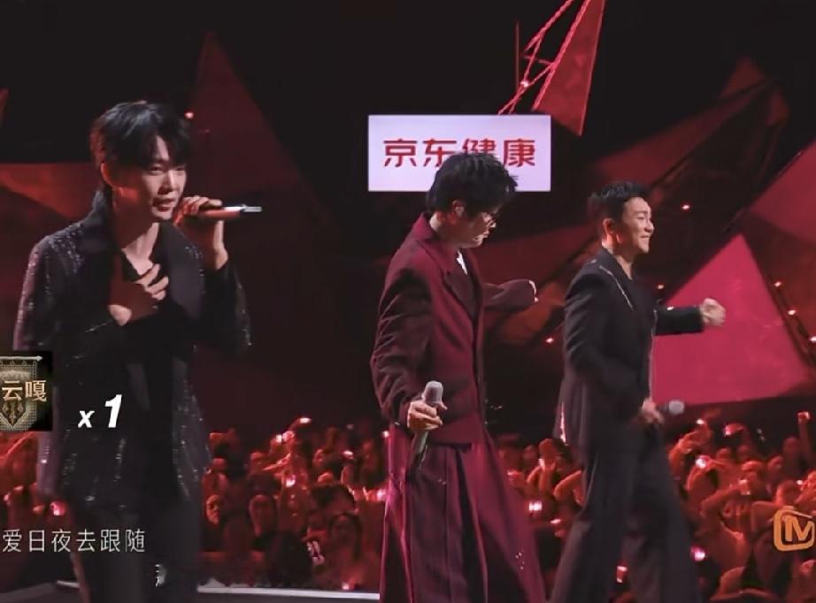 孙楠刘畊宏王赫野这组应该意识到
他们现在最大的问题
不是唱功，也不是选曲，而是三个专业歌手凑一块儿，谁都不肯退半步。

芒果TV一公播的那版 《爱，很简单》，主流反馈其实偏稳，说孙楠托底、王赫野音色通、刘畊宏没掉链子。

但我自己对着回放听，确实有个别扭劲儿。

三个人都出过唱片、都吃过现场饭，对自