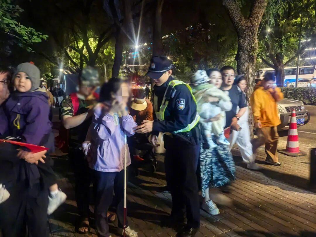10月3日夜，北京大风。两名视障游客想要前往天安门广场，却因导航失灵陷入困境。
前门派出所新警赵昕阳迎上前，一句安抚，一场接力护送。
漫漫夜路，他化作引路的光，陪着他们奔赴心中的期盼。
秋风寒凉，藏蓝暖心。平凡岗位上的坚守，守护着每一个朴素又珍贵的心愿。✨#节日我在岗·守护国泰民安# ​