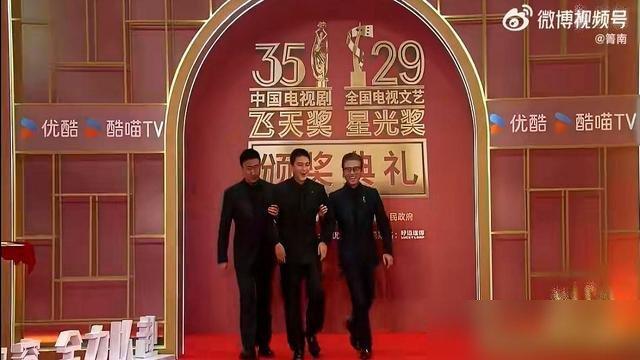 红毯上，欧豪直接被胡军、李乃文一左一右架着走。俩老哥表情严肃，步伐一致，欧豪缩着脖子夹在中间，活脱脱被便衣带走的嫌疑人。李乃文还嫌不够，掏出笔来装助理，追着要“签名”。欧豪全程没敢挣脱，只能配合傻笑。
这场面，就是演艺圈的资历碾压。胡军演过多少硬汉，李乃文多少年配角熬成精，欧豪在他俩面前，再硬也得