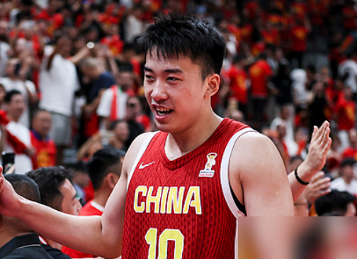 中国队赢了46分，胡金秋却单独点名王俊杰，说他现在还不是最佳状态，但未来不可或缺。
9月12日打巴林，王俊杰复出拿了11分，下半场靠中远投找回手感，赛后自己说慢慢找状态。郭士强给他的任务很明确：防对方重点人，限制右手突破，抢篮板。防守执行到位了，犯规控制还是短板。
一边是球队大胜锁定8强，一边是