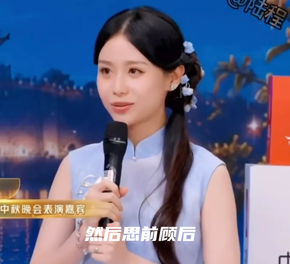 王晓慧终于松口了。
那个三次公开拒绝进娱乐圈的人，
这次没把话说死。

她因电影《给阿嬷的情书》里青年“叶淑柔”一角走红，素人出身，本职是插画设计师。电影爆火后，多家经纪公司找上门，她在直播里明确表态：不认为自己演技出众，演好淑柔是角色和导演的加持；内心没做好面对公众审视的准备，害怕私生活被曝光。她