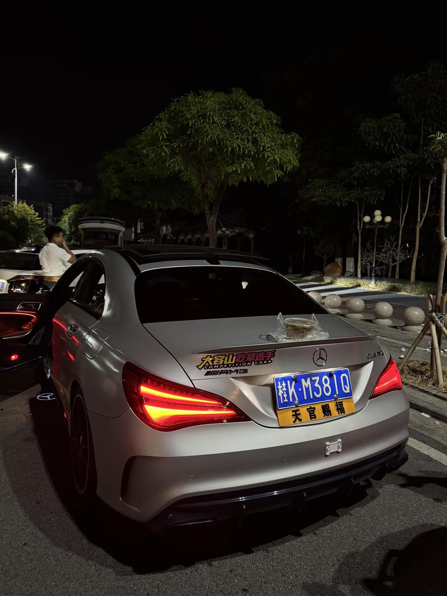 饭桌cla45AMG.日子肯定不是跟谁过都一样的呀。夜幕下的奔驰 没有哪个男孩子能拒绝车 没有人会一直等你但车会
